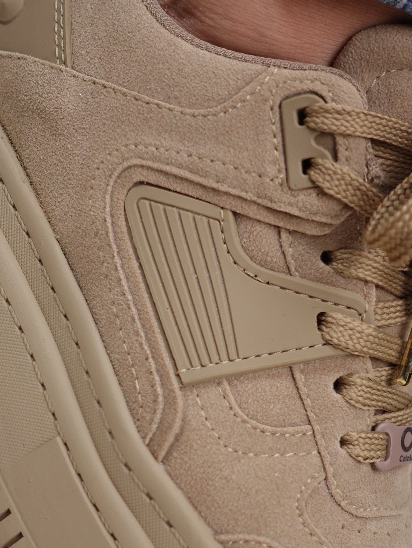 Tenis casuales con apliques en caucho y pequeños taches MAITÉ Camel