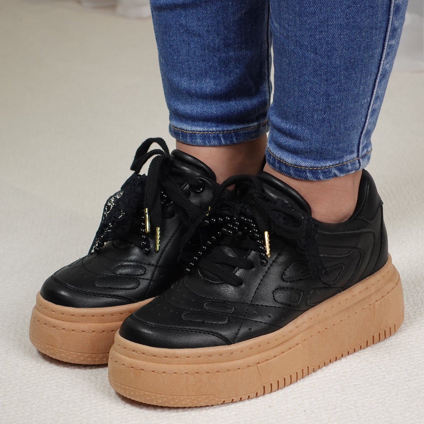 Tenis casuales con cinta en encaje y accesorio de perlas FRANCESCCA Negro