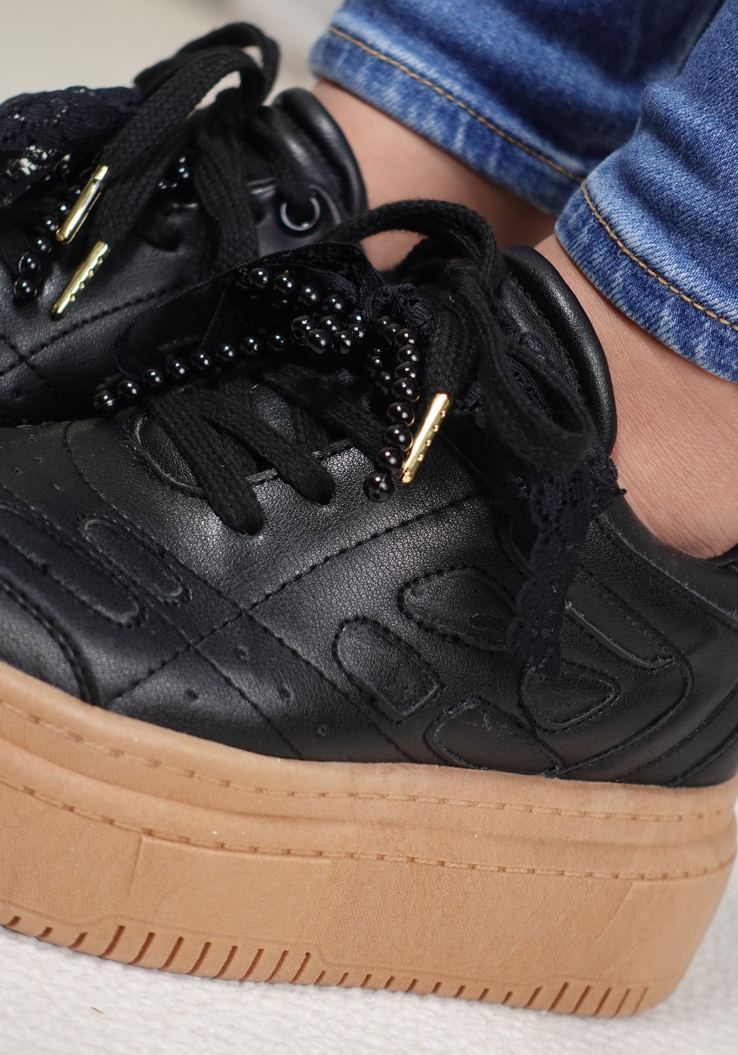 Tenis casuales con cinta en encaje y accesorio de perlas FRANCESCCA Negro
