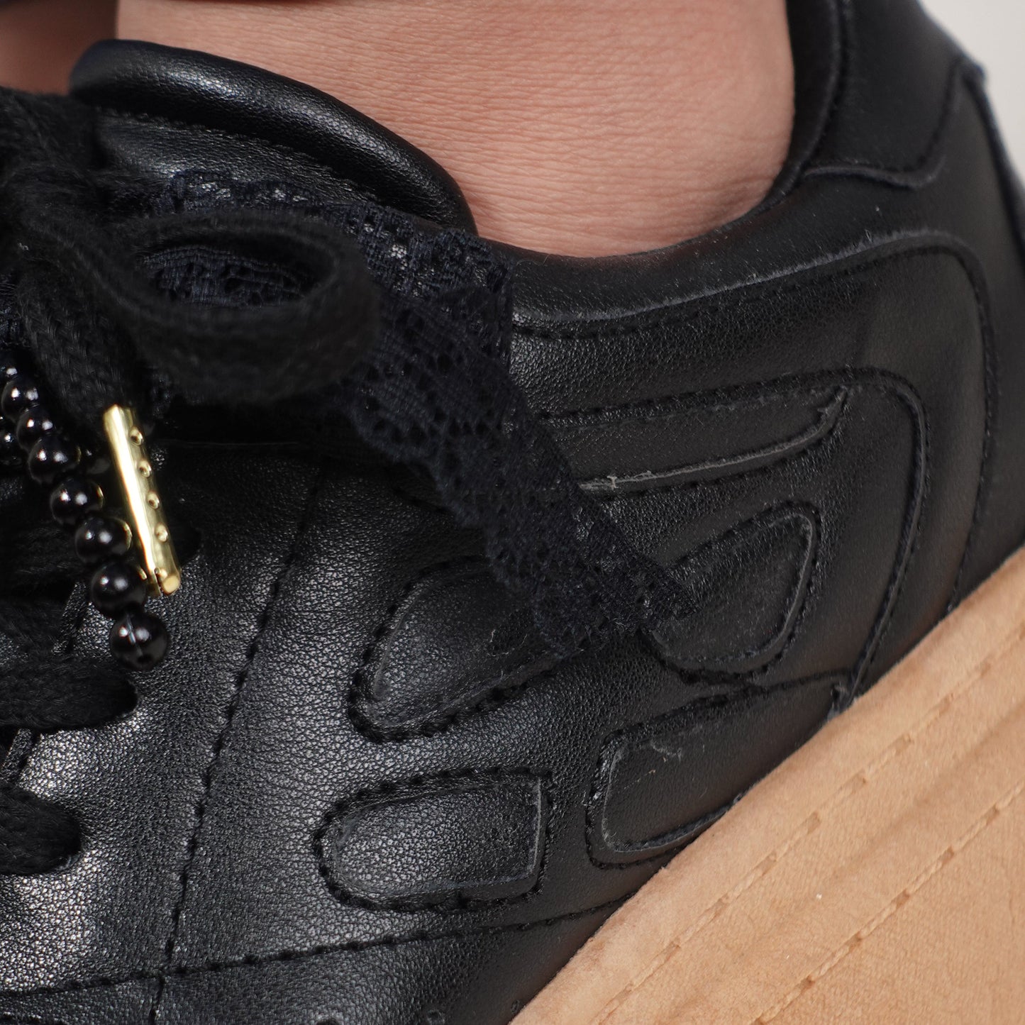 Tenis casuales con cinta en encaje y accesorio de perlas FRANCESCCA Negro