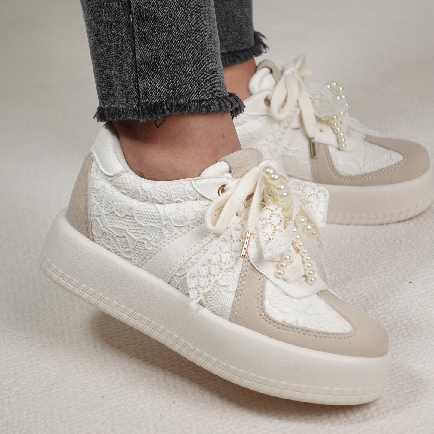 Tenis casuales tendencia boho con detalles en encaje y perlas THALIA