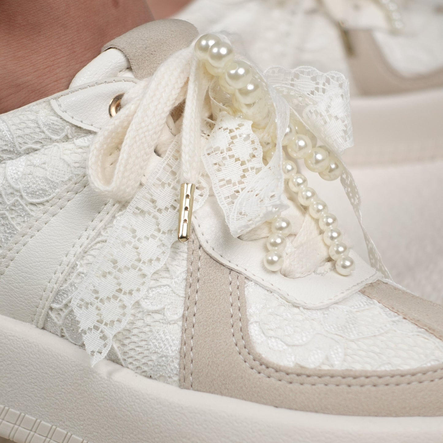 Tenis casuales tendencia boho con detalles en encaje y perlas THALIA
