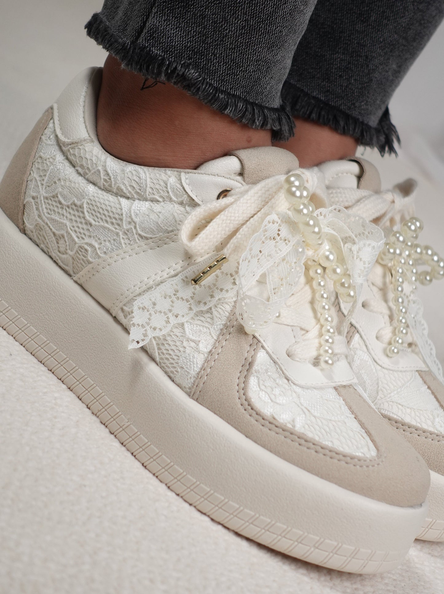 Tenis casuales tendencia boho con detalles en encaje y perlas THALIA