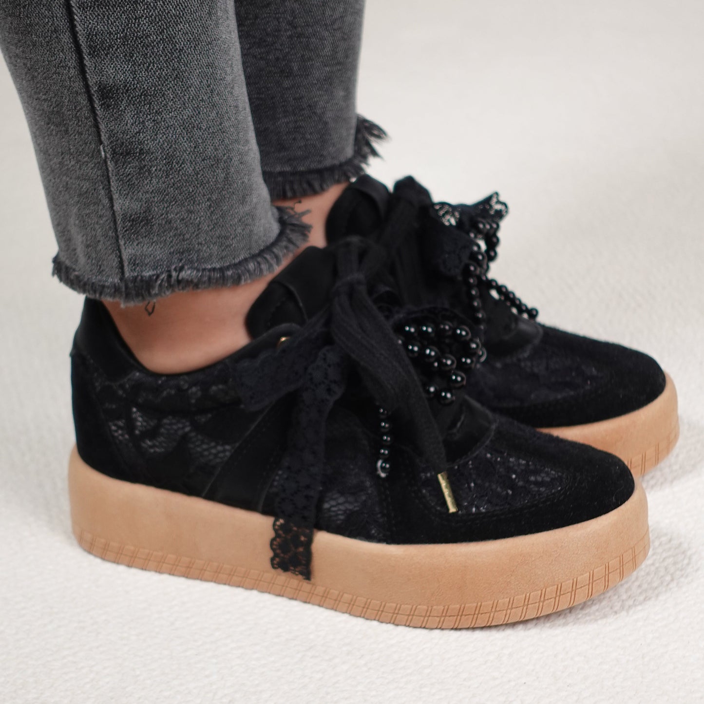 Tenis casuales tendencia boho con detalles en encaje y perlas THALIA