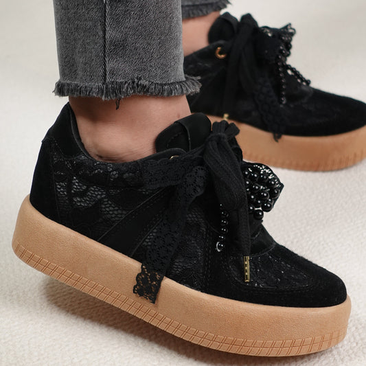 Tenis casuales tendencia boho con detalles en encaje y perlas THALIA Negro