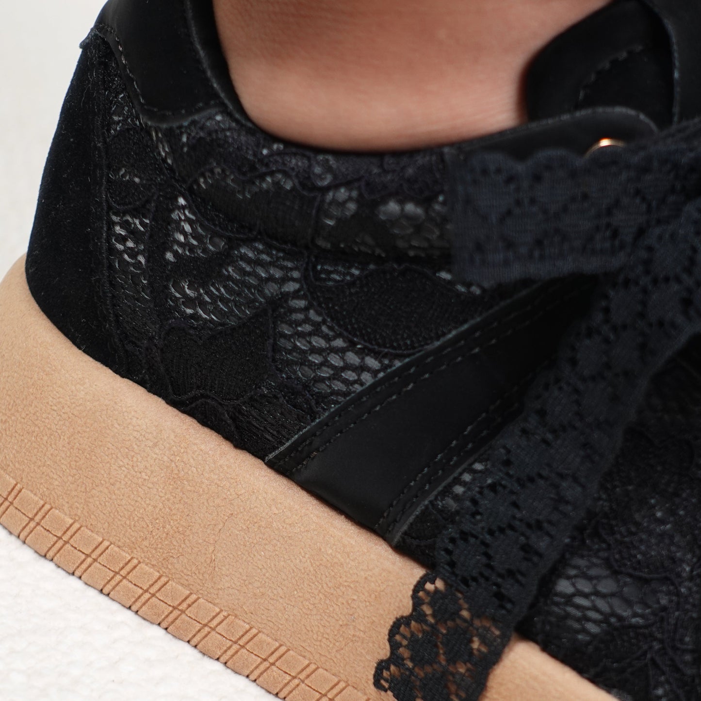 Tenis casuales tendencia boho con detalles en encaje y perlas THALIA Negro