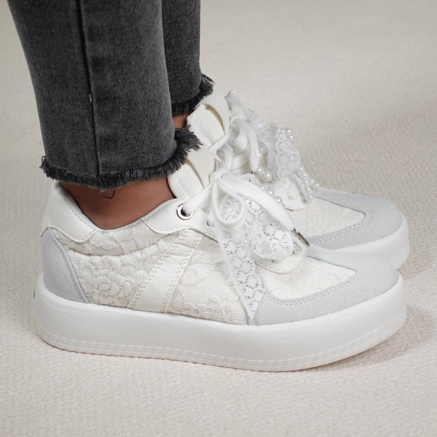 Tenis casuales tendencia boho con detalles en encaje y perlas THALIA Blanco