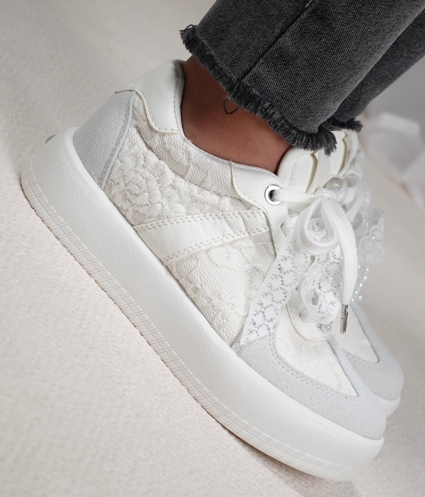 Tenis casuales tendencia boho con detalles en encaje y perlas THALIA Blanco