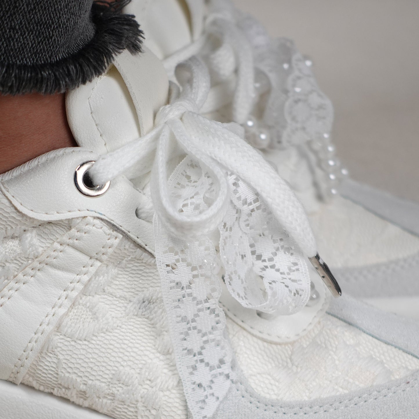 Tenis casuales tendencia boho con detalles en encaje y perlas THALIA Blanco