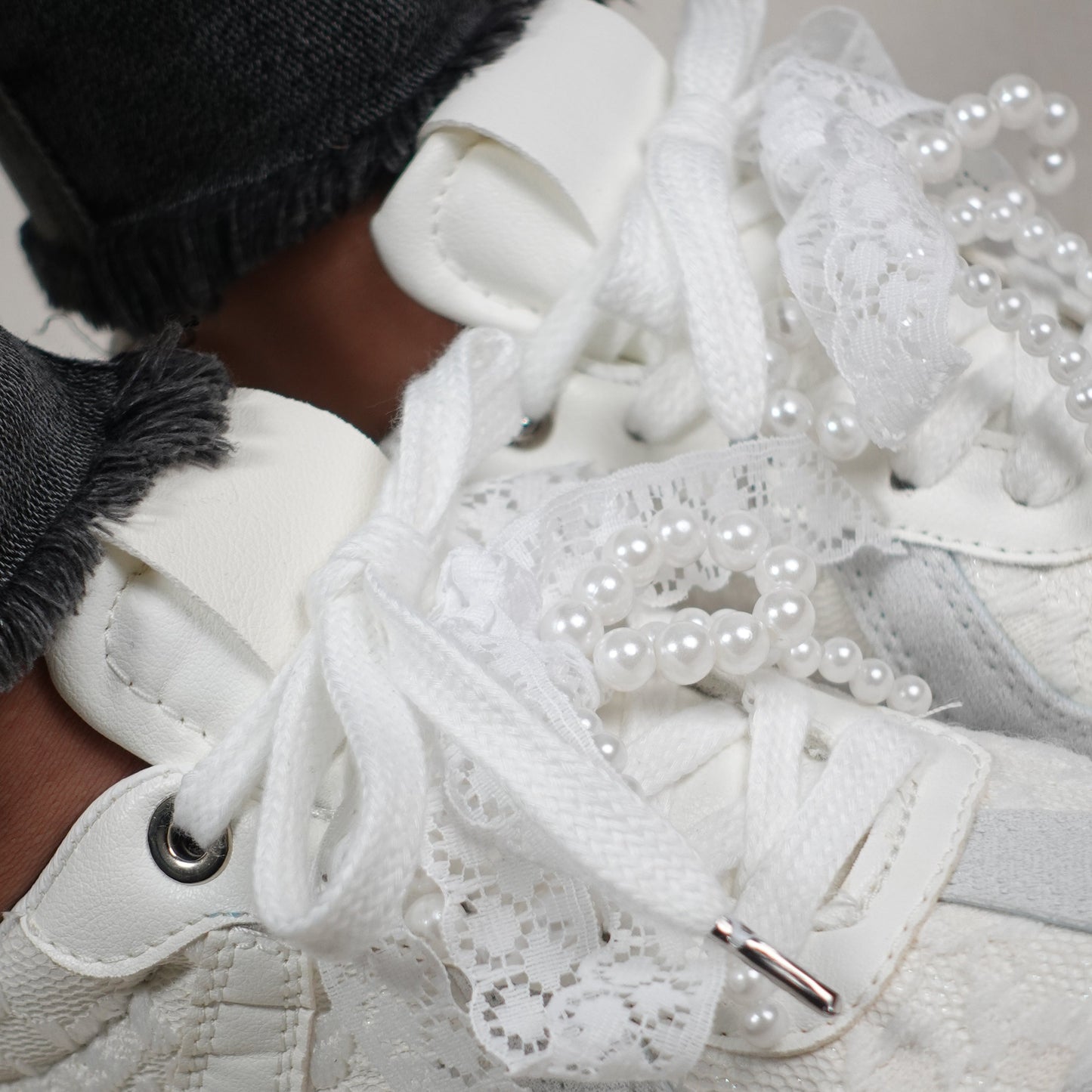 Tenis casuales tendencia boho con detalles en encaje y perlas THALIA