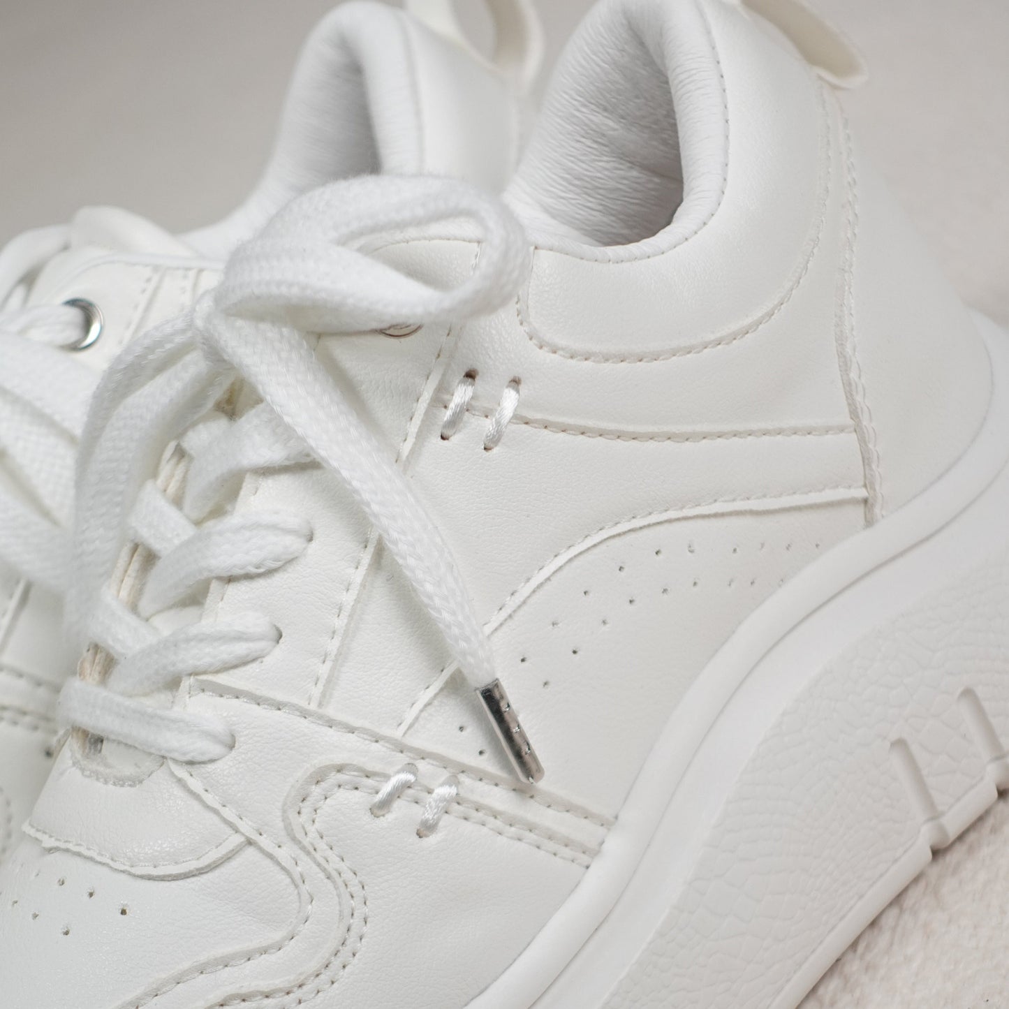 Tenis casuales con detalles manuales y contraste con la suela SABINA Blanco