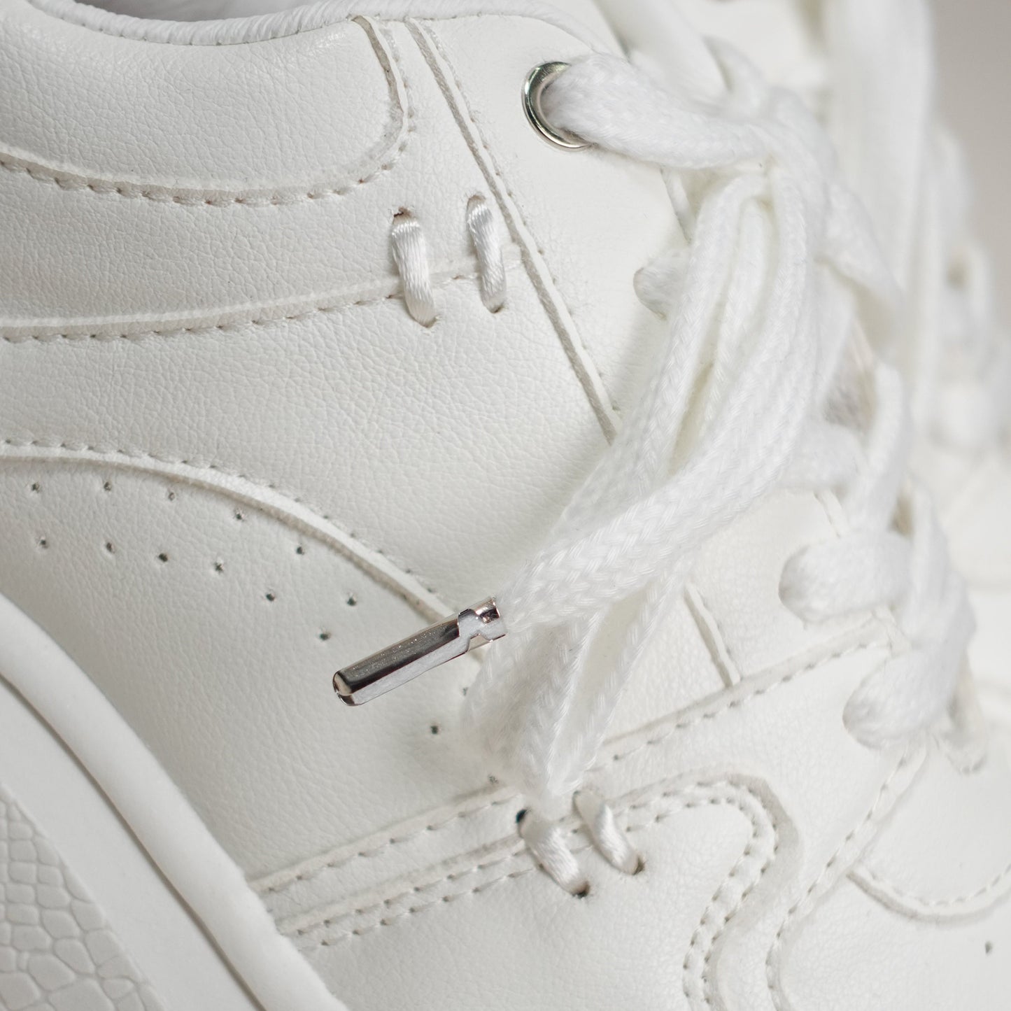 Tenis casuales con detalles manuales y contraste con la suela SABINA Blanco
