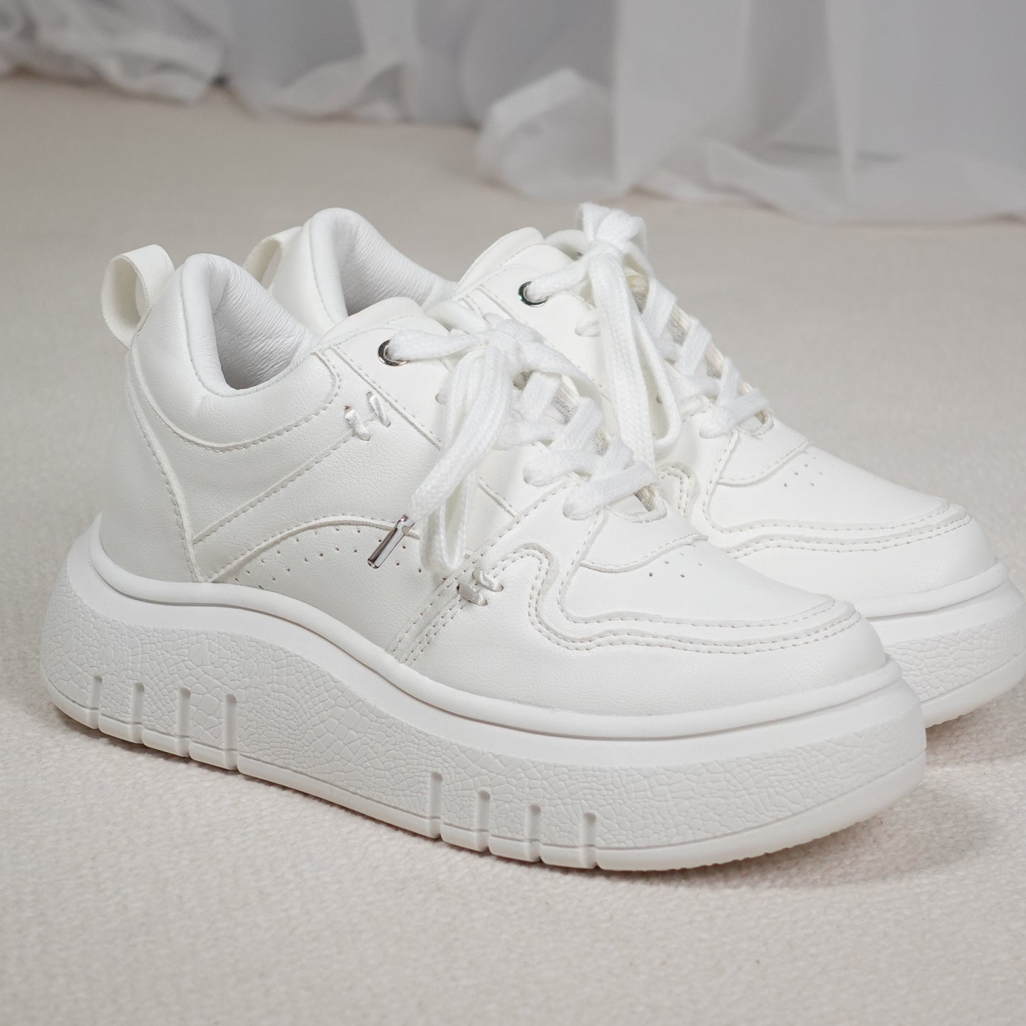 Tenis casuales con detalles manuales y contraste con la suela SABINA Blanco