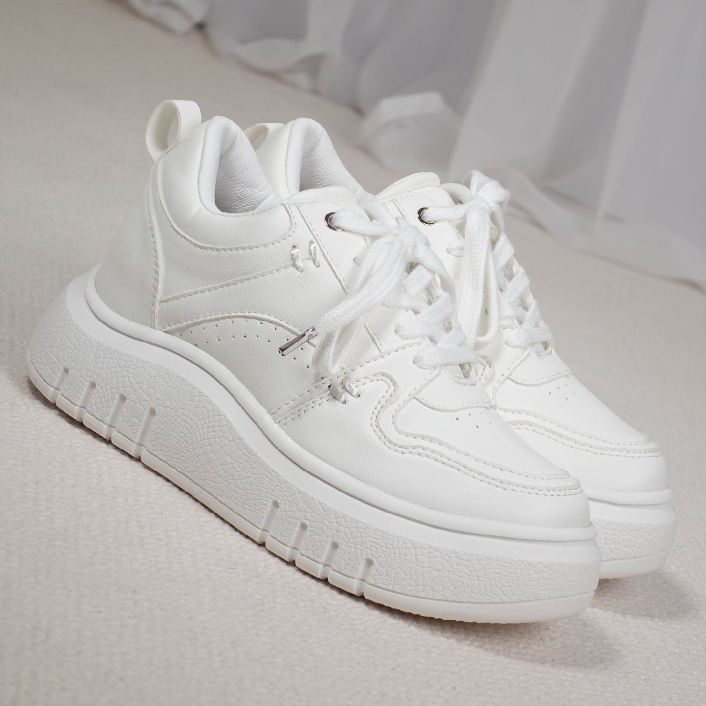 Tenis casuales con detalles manuales y contraste con la suela SABINA Blanco