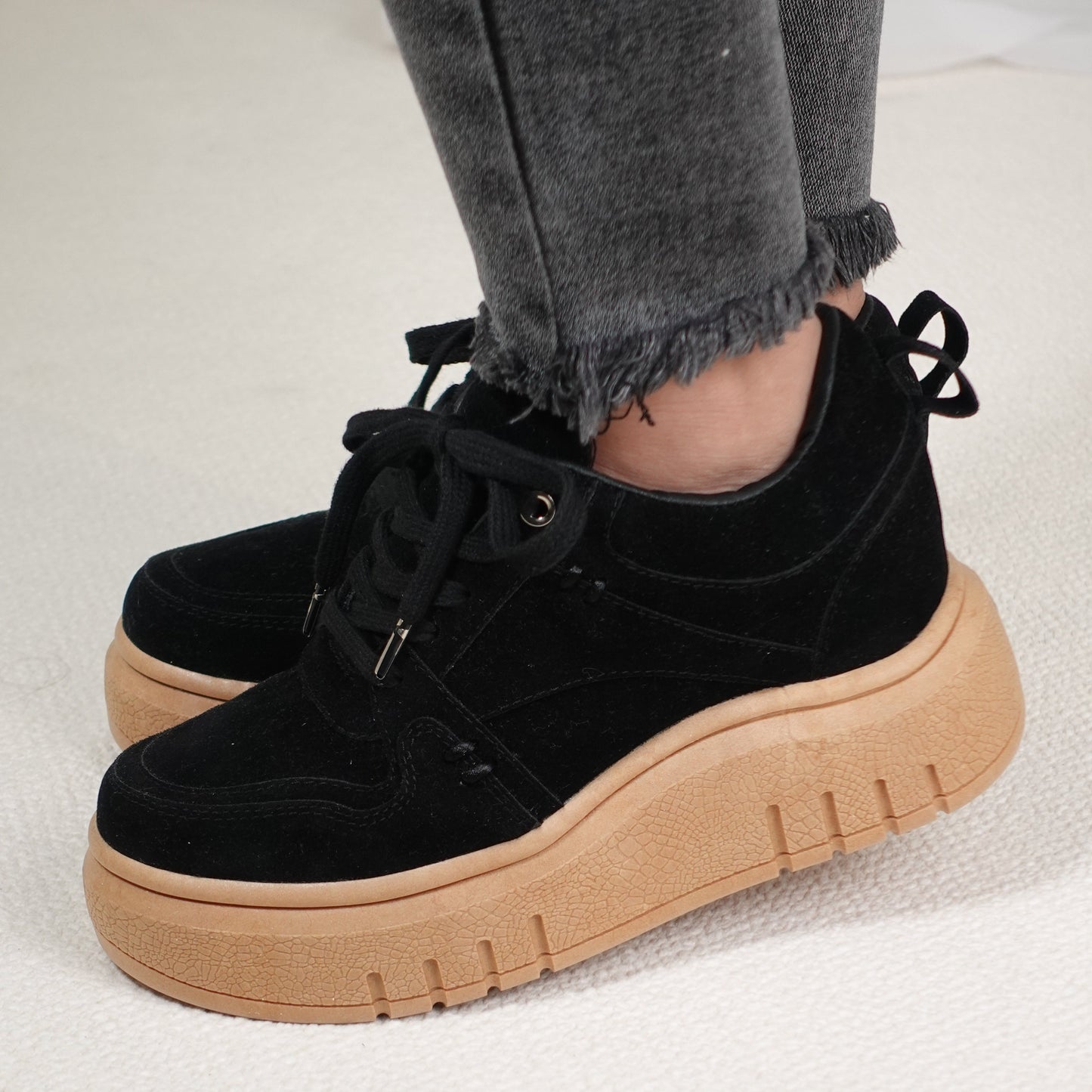 Tenis casuales con detalles manuales y contraste con la suela SABINA