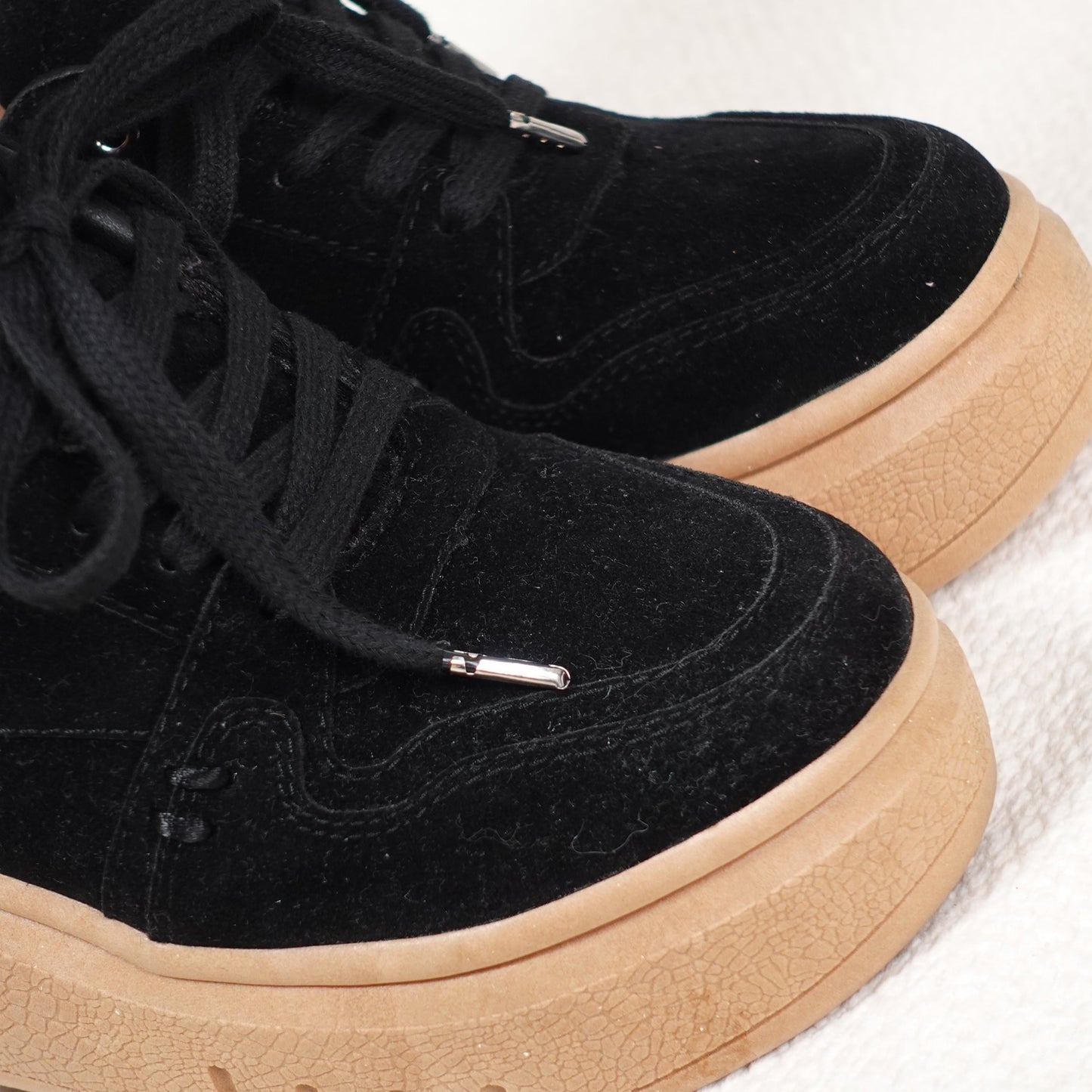 Tenis casuales con detalles manuales y contraste con la suela SABINA Negro