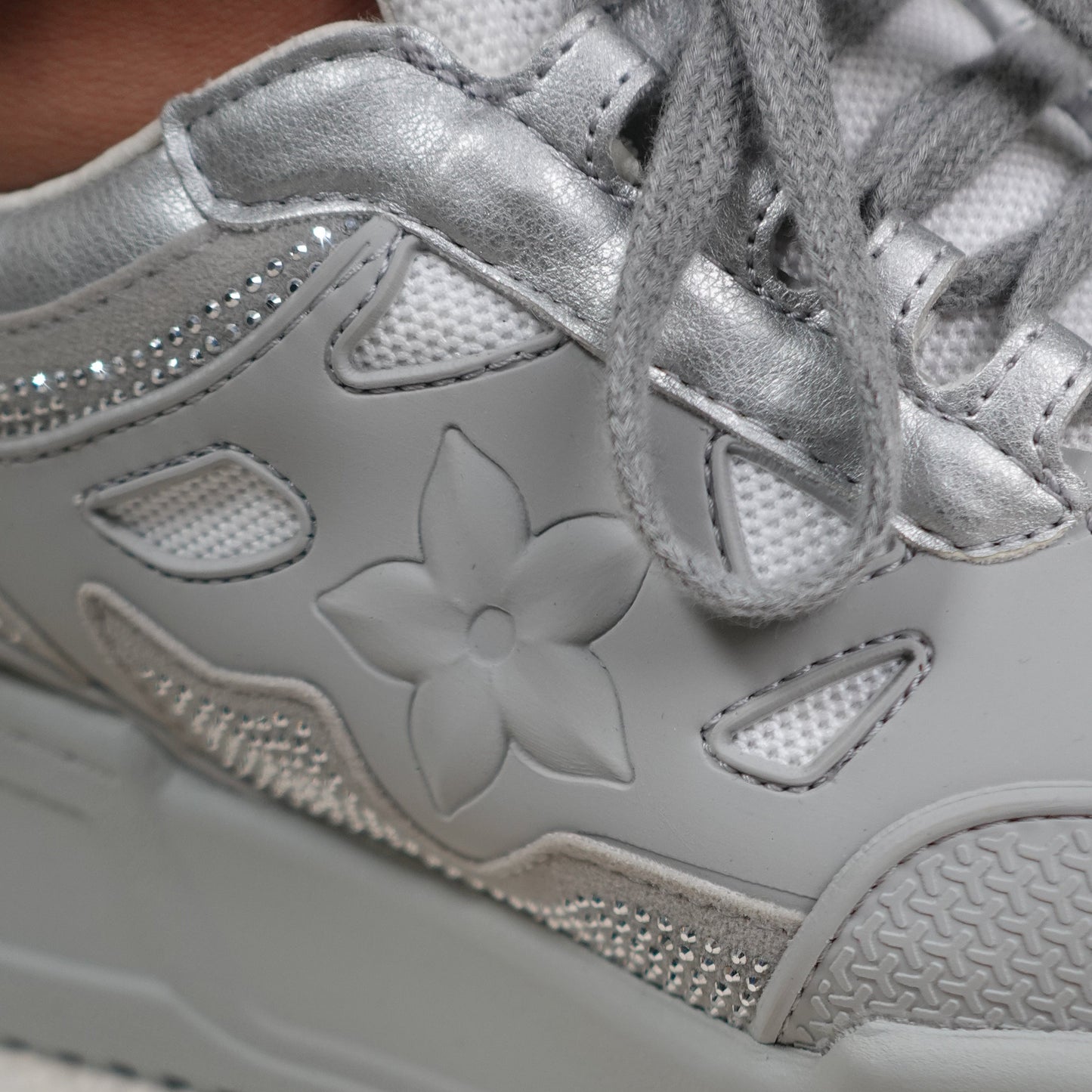 Tenis casuales con flor lateral y piedras brillantes AMAIA-2 Plata