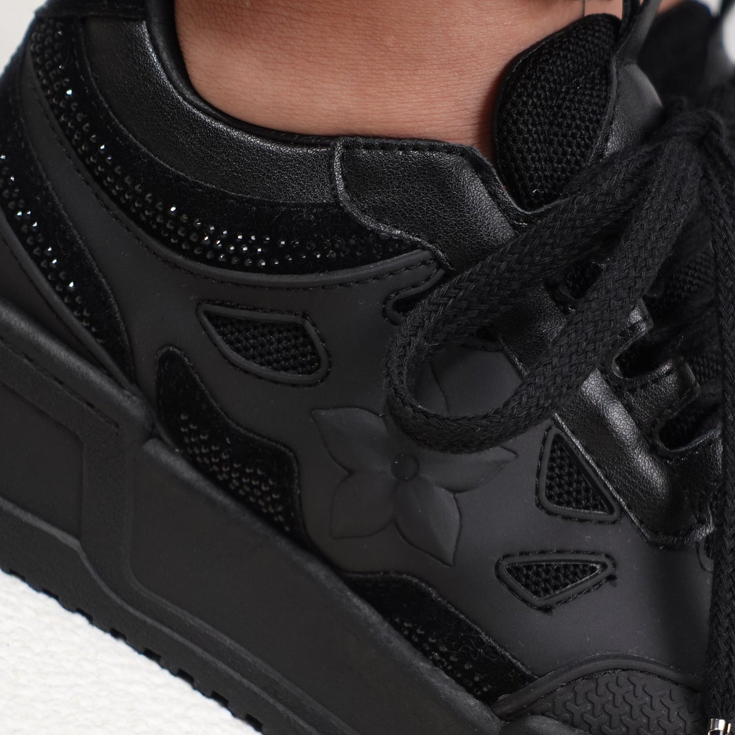 Tenis casuales con flor lateral y piedras brillantes AMAIA-2 Negro