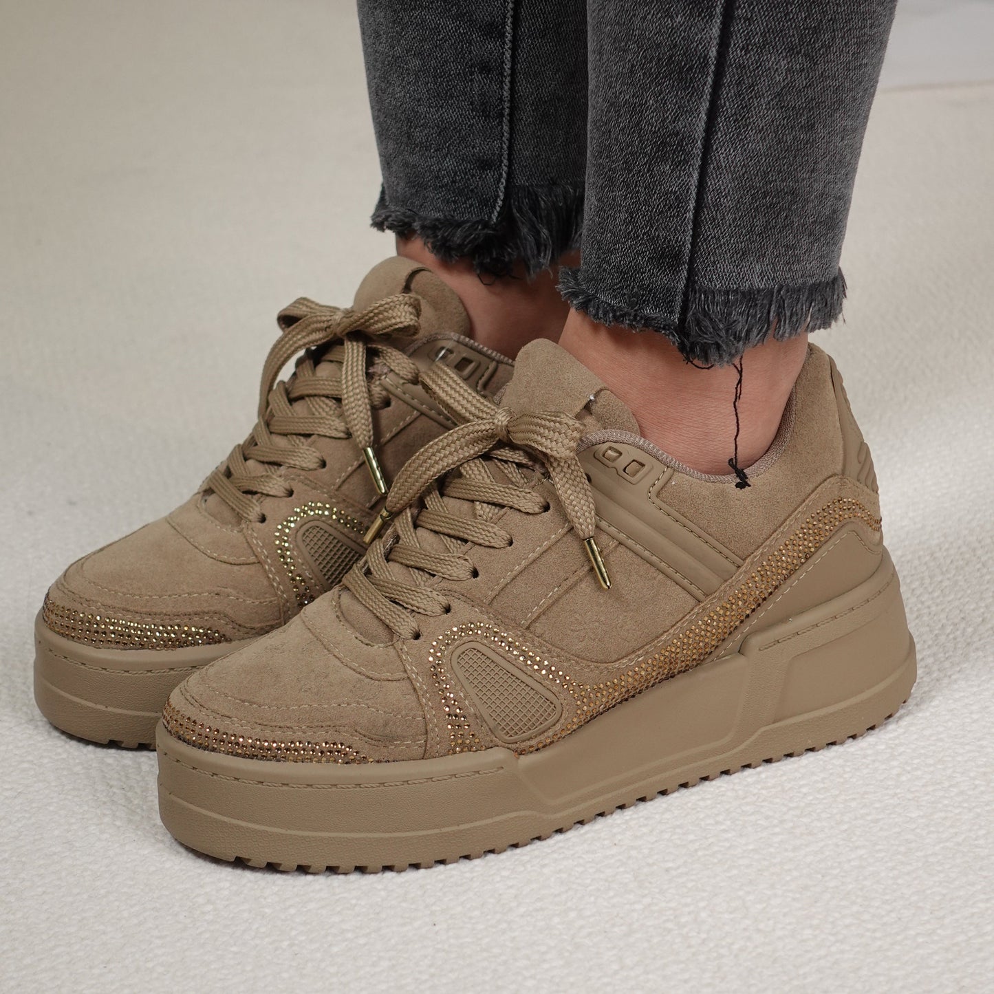 Tenis casuales con apliques en caucho y piedras brillantes MACARENA-2 Camel