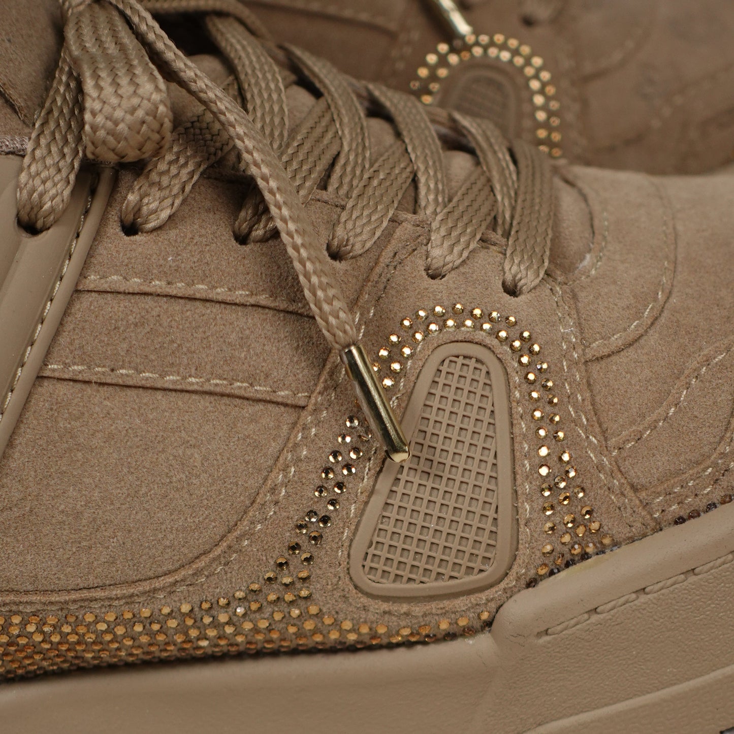 Tenis casuales con apliques en caucho y piedras brillantes MACARENA-2 Camel