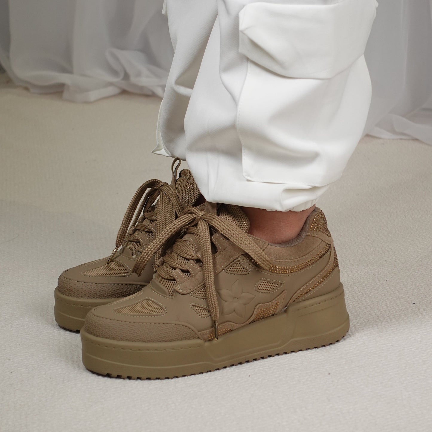 Tenis casuales con flor lateral y piedras brillantes AMAIA-2 Camel