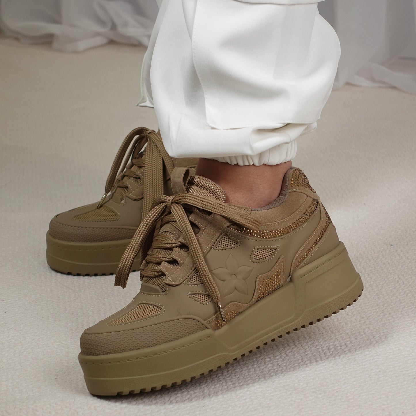 Tenis casuales con flor lateral y piedras brillantes AMAIA-2 Camel