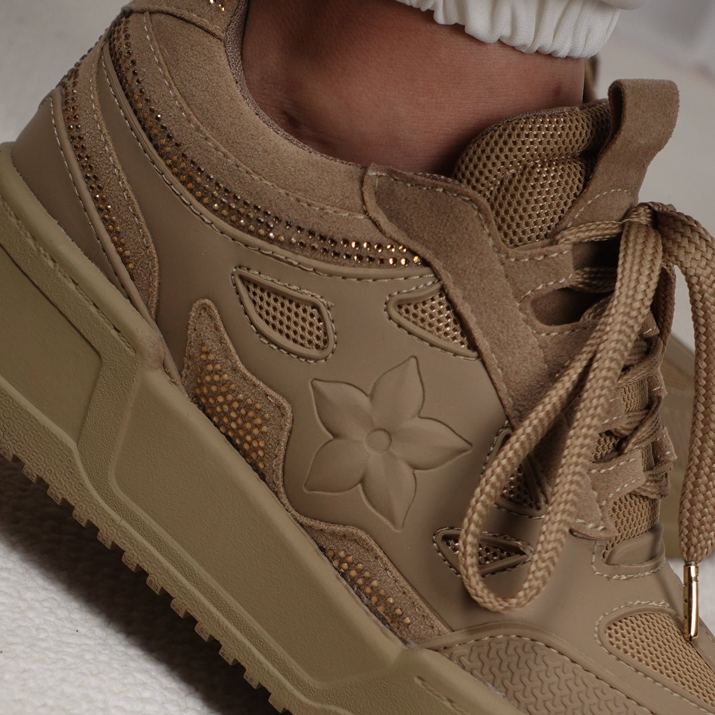 Tenis casuales con flor lateral y piedras brillantes AMAIA-2 Camel