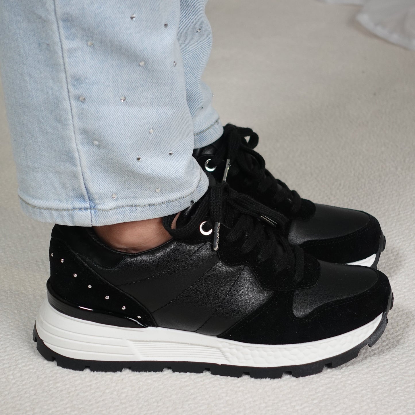 Tenis clásicos con detalles taches metálicos ZAFIRO Negro