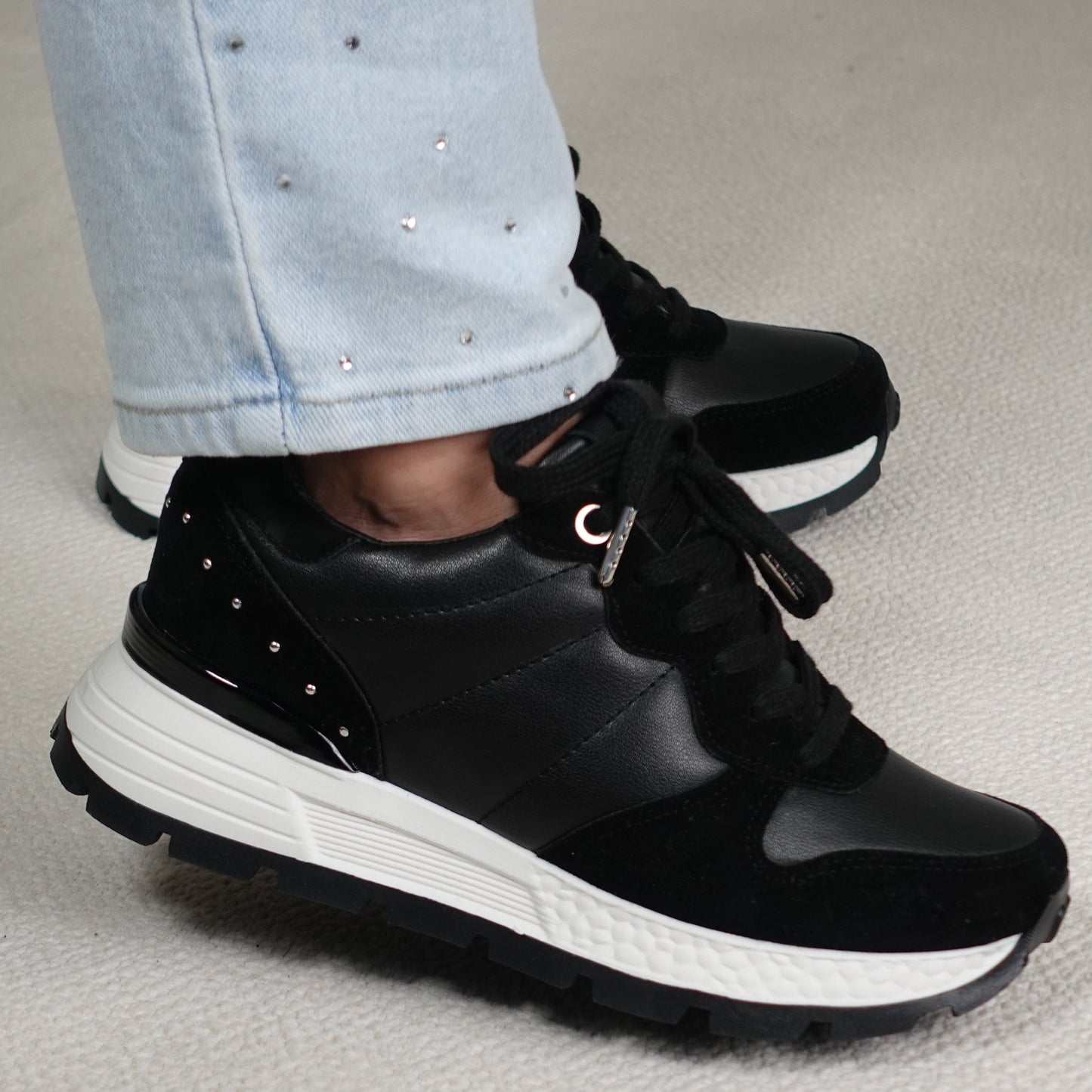 Tenis clásicos con detalles taches metálicos ZAFIRO Negro