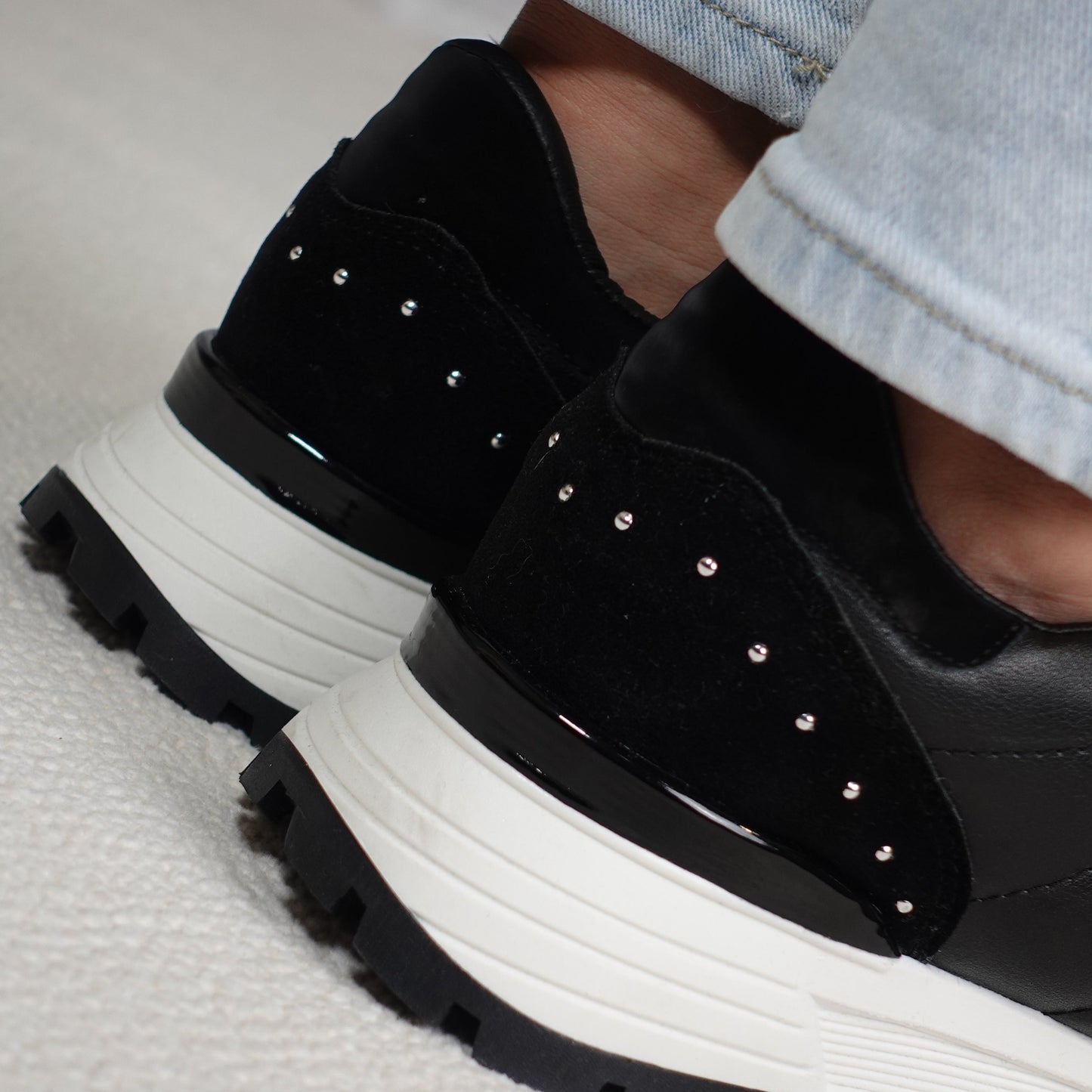 Tenis clásicos con detalles taches metálicos ZAFIRO Negro