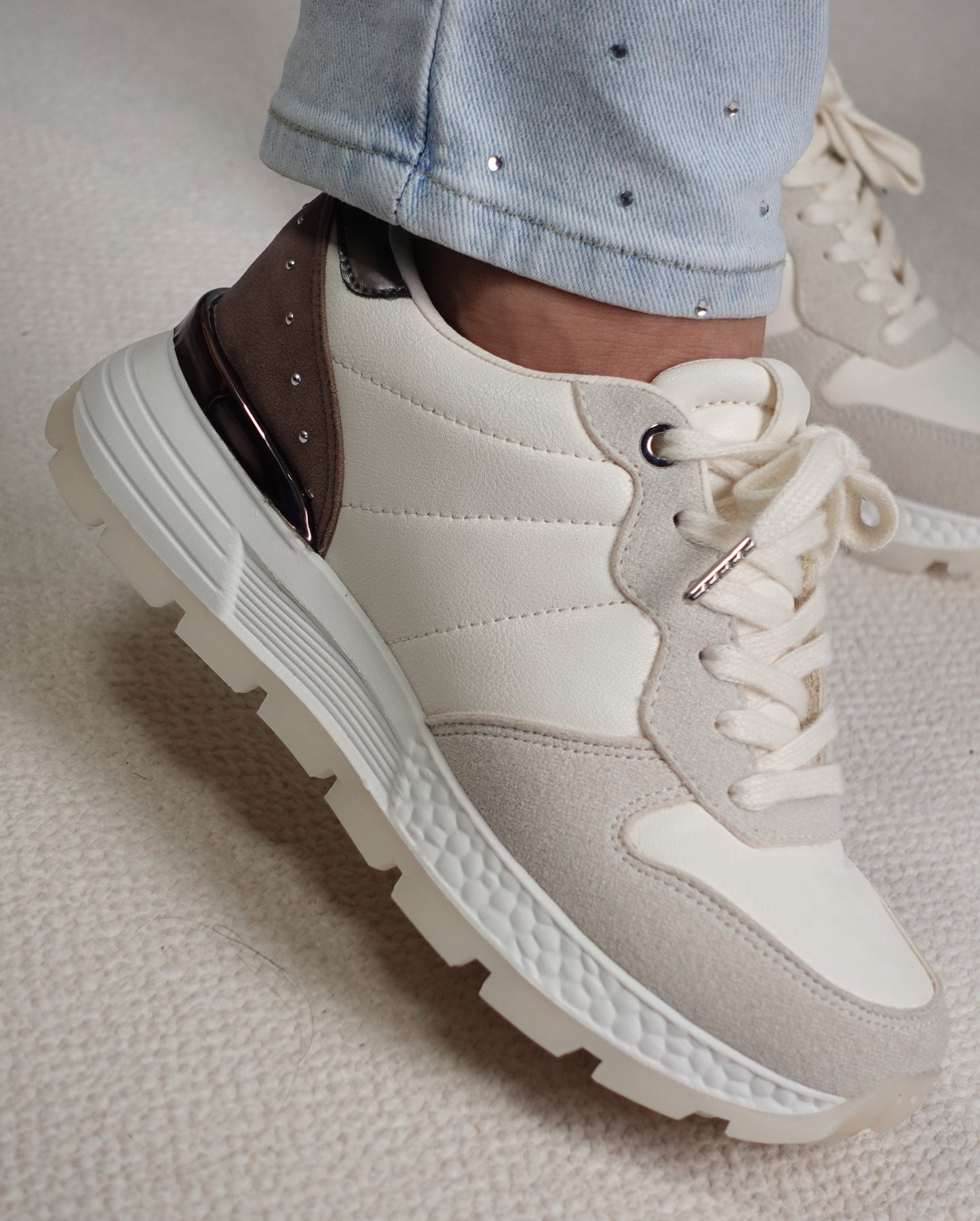 Tenis clásicos con detalles taches metálicos ZAFIRO