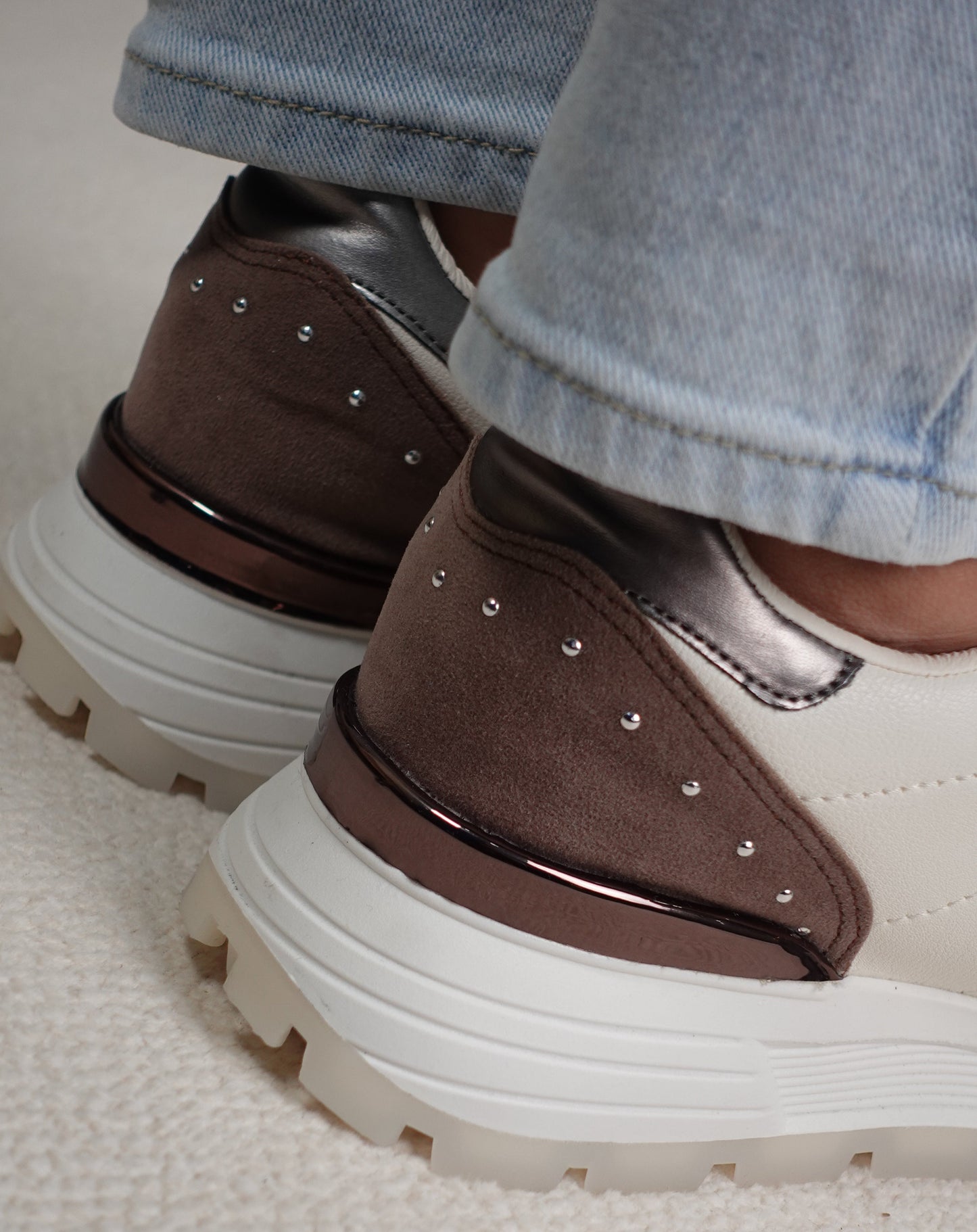 Tenis clásicos con detalles taches metálicos ZAFIRO