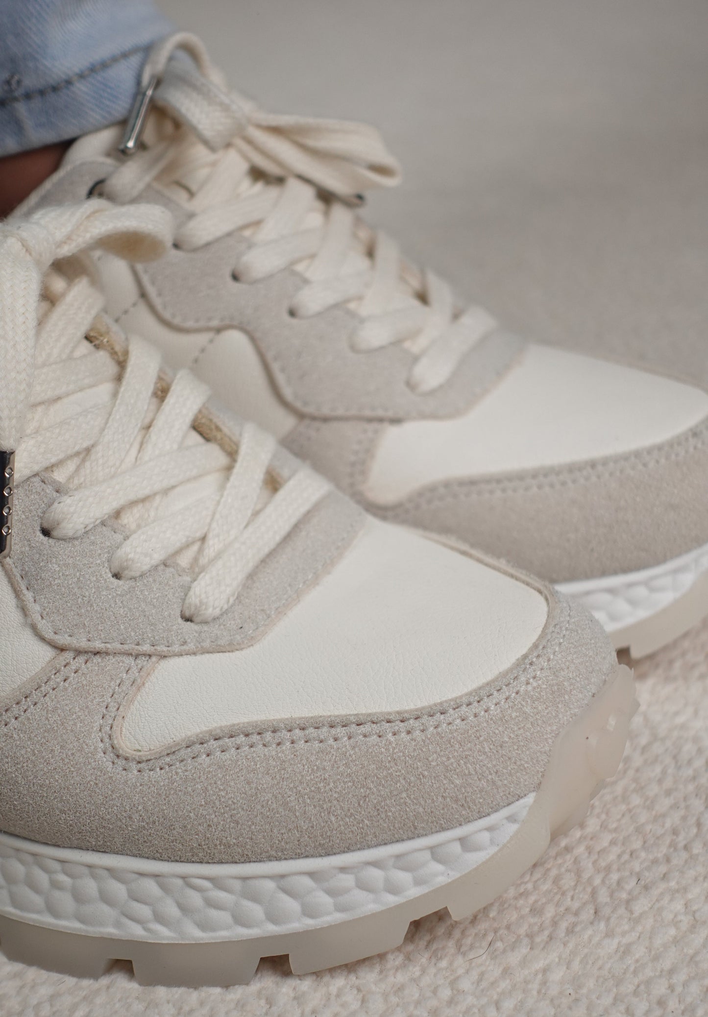 Tenis clásicos con detalles taches metálicos ZAFIRO
