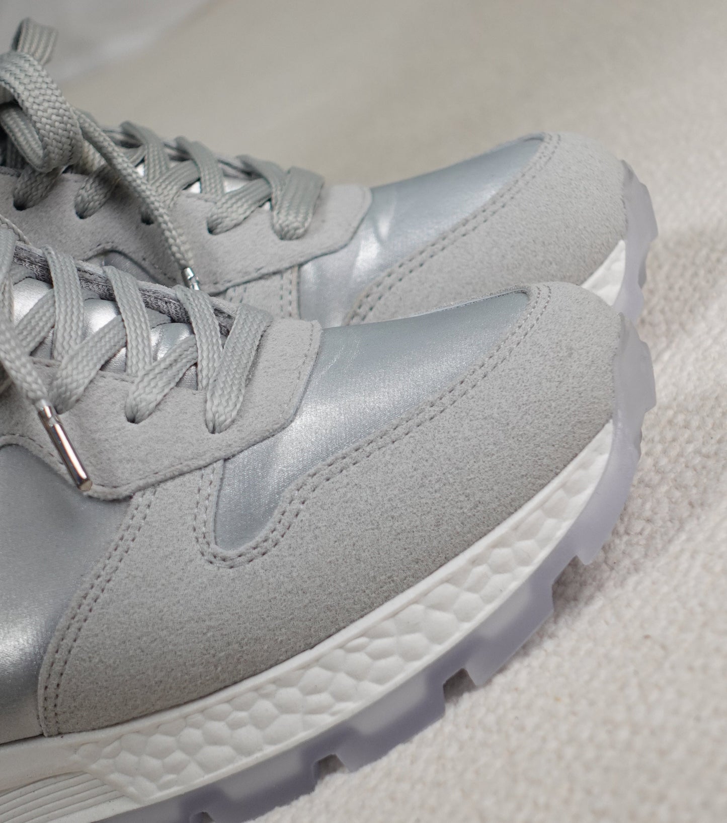 Tenis clásicos con detalles taches metálicos ZAFIRO Gris