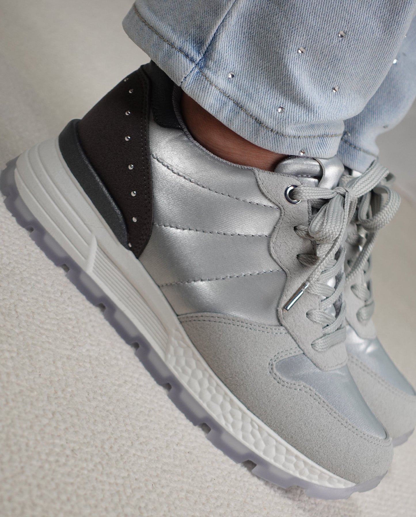 Tenis clásicos con detalles taches metálicos ZAFIRO Gris
