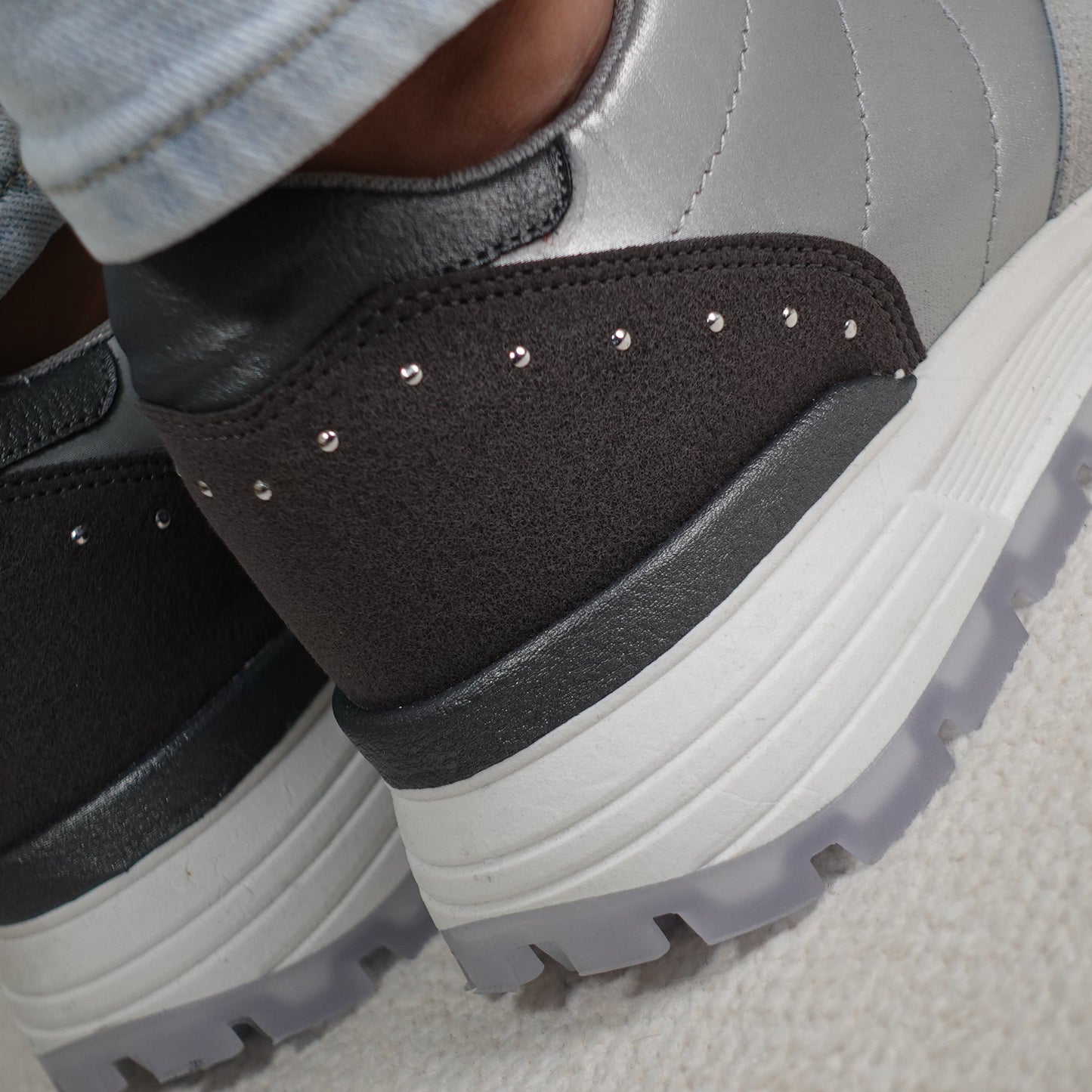 Tenis clásicos con detalles taches metálicos ZAFIRO Gris