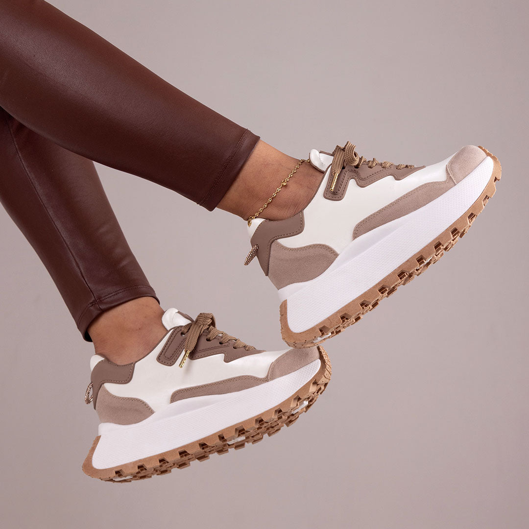 Zapatos De Mujer CalzAristy GLOW Blanco Camel – Estilo Urbano con Brillo Propio