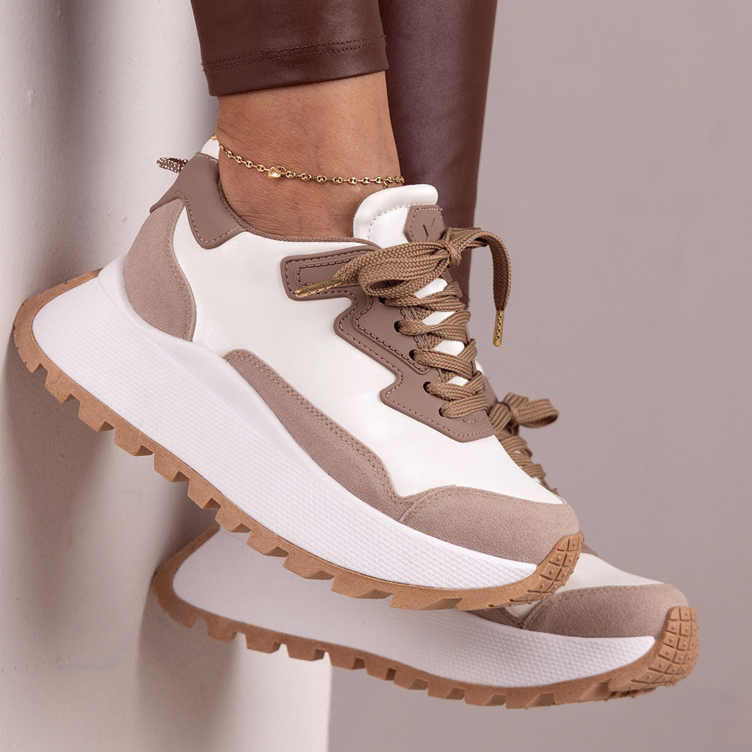 Zapatos De Mujer CalzAristy GLOW Blanco Camel – Estilo Urbano con Brillo Propio