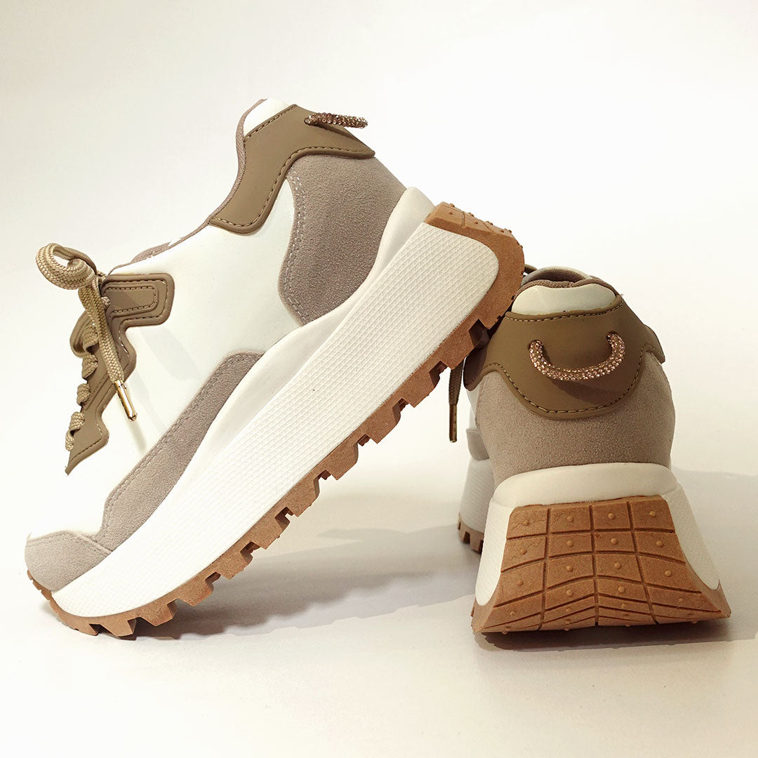 Zapatos De Mujer CalzAristy GLOW Blanco Camel – Estilo Urbano con Brillo Propio
