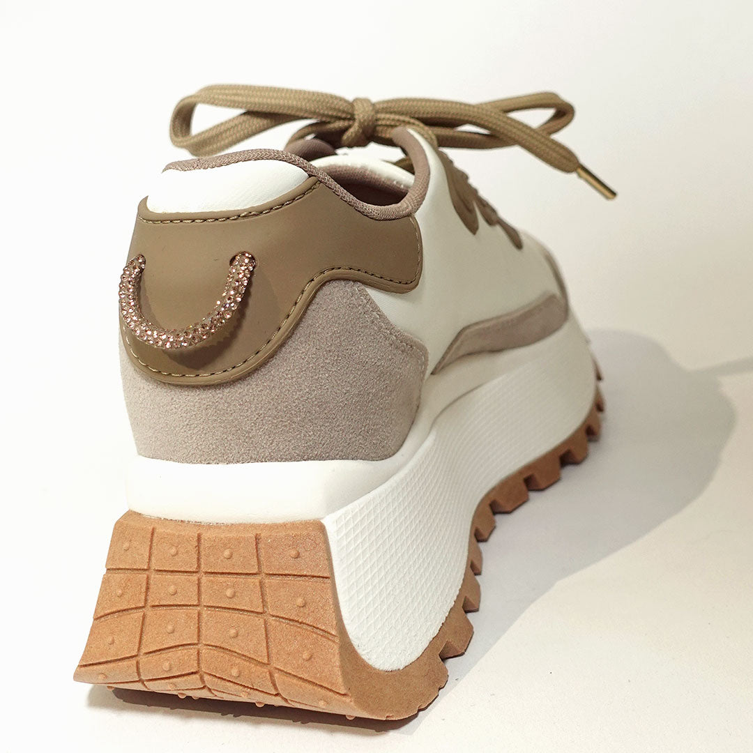Zapatos De Mujer CalzAristy GLOW Blanco Camel – Estilo Urbano con Brillo Propio
