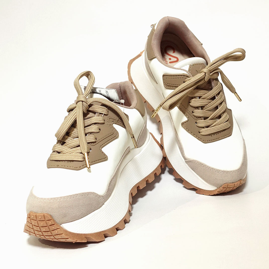 Zapatos De Mujer CalzAristy GLOW Blanco Camel – Estilo Urbano con Brillo Propio