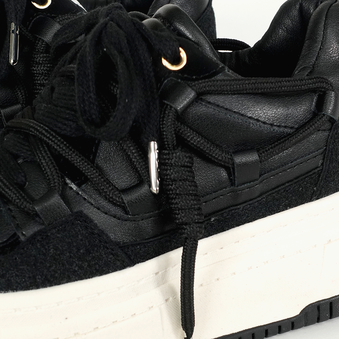 Tenis casuales con doble cordón y diseño elaborado Pía Negro