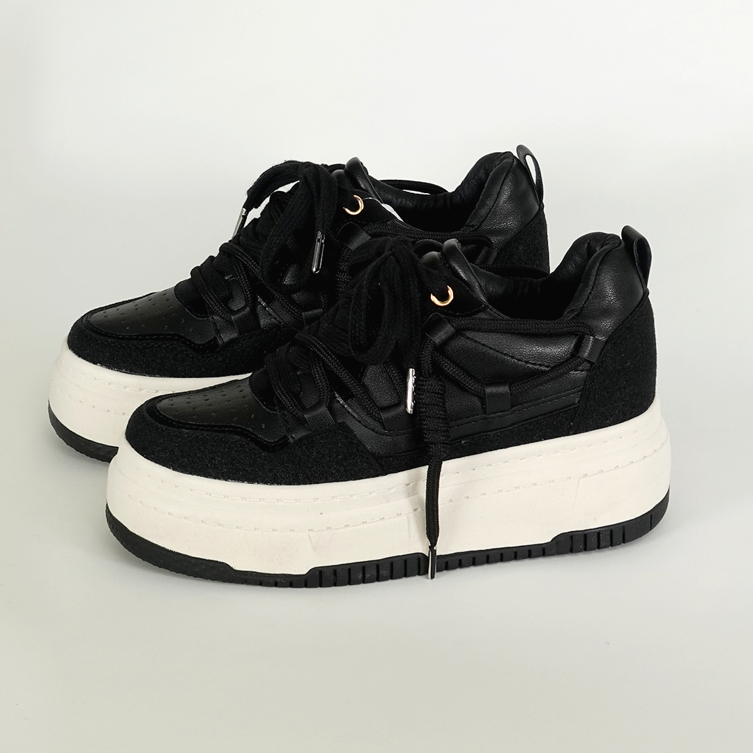 Tenis casuales con doble cordón y diseño elaborado Pía Negro