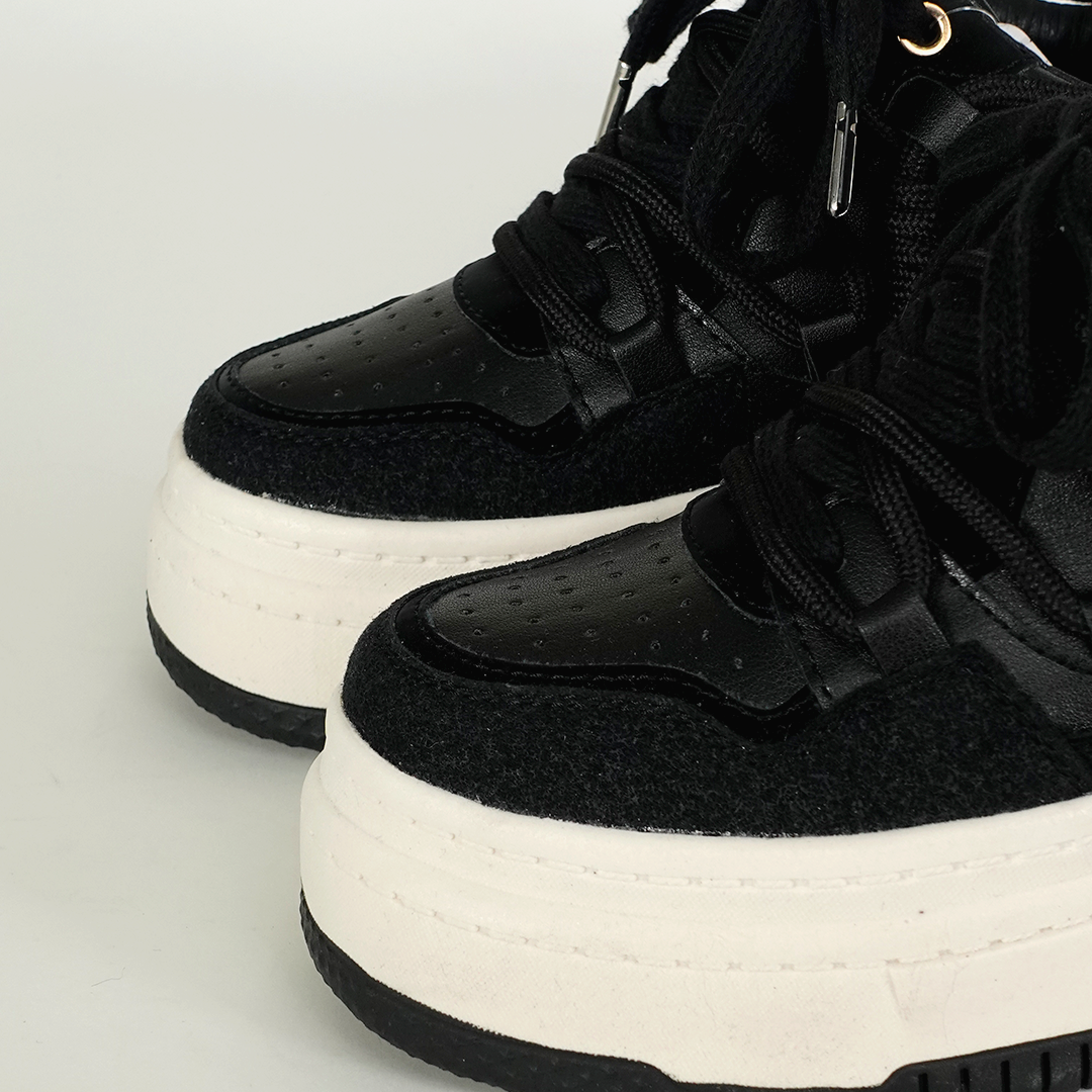 Tenis casuales con doble cordón y diseño elaborado Pía Negro