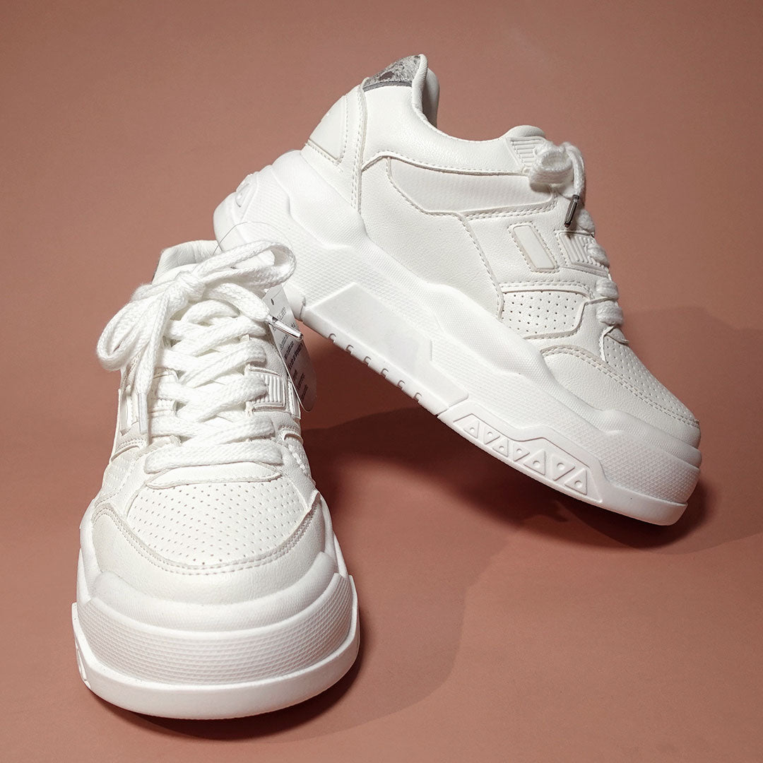 Zapatos De Mujer CalzAristy NILA Blanco – Elegancia Casual con Brillo Propio