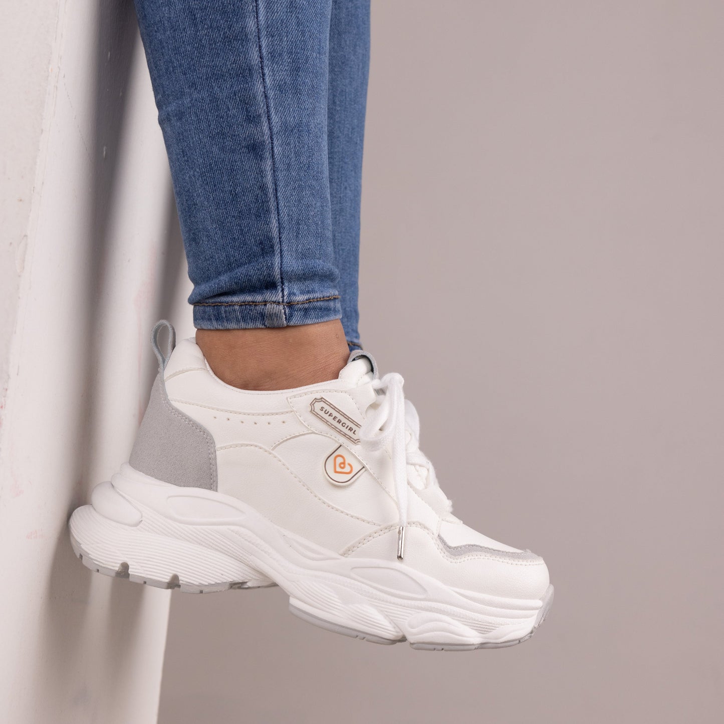 Tenis Blancos para Mujer ORIANA – CalzAristy | Comodidad y Estilo Urbano