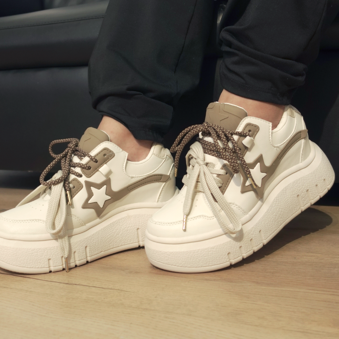 Zapatos De Mujer CalzAristy VIVIAN Beige – Neutralidad con Poder, Elegancia que Pisa Fuerte