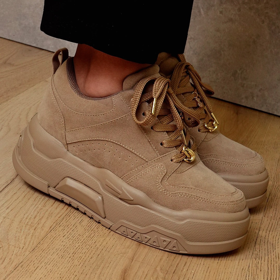 Tenis casuales con plataforma y dijes metálicos DERBY Camel
