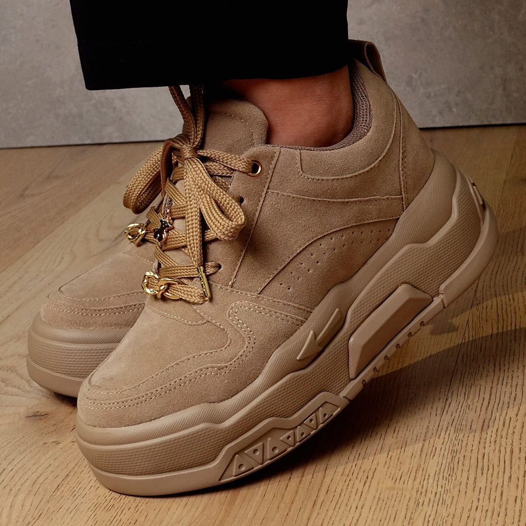 Tenis casuales con plataforma y dijes metálicos DERBY Camel
