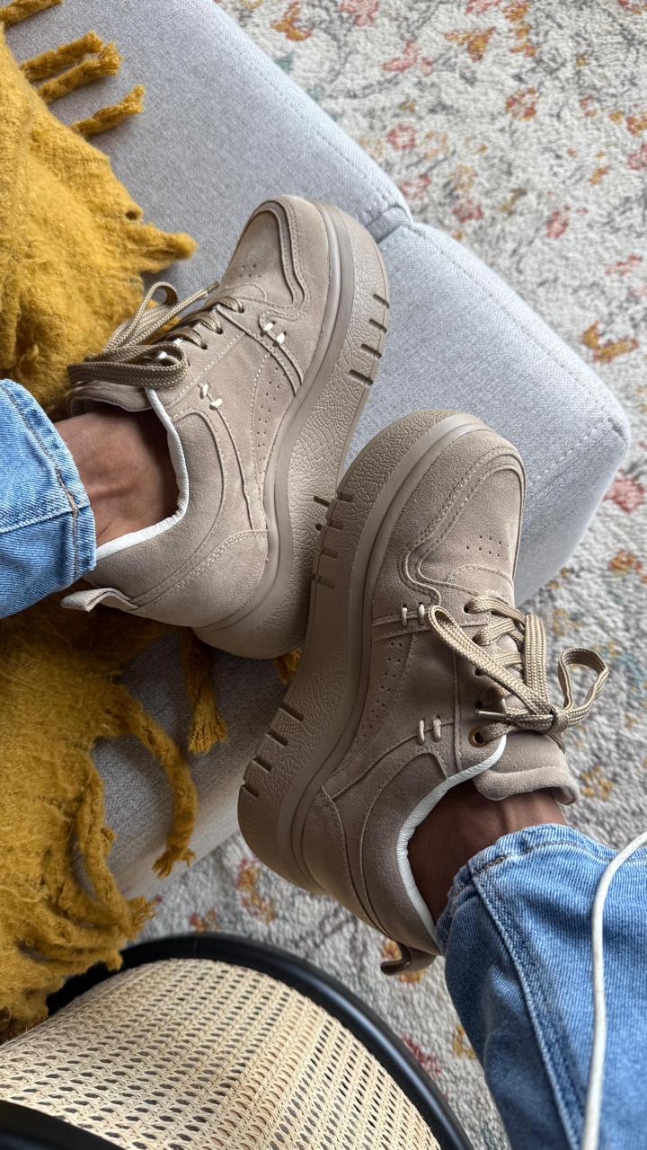 Tenis casuales con detalles manuales y contraste con la suela SABINA Camel